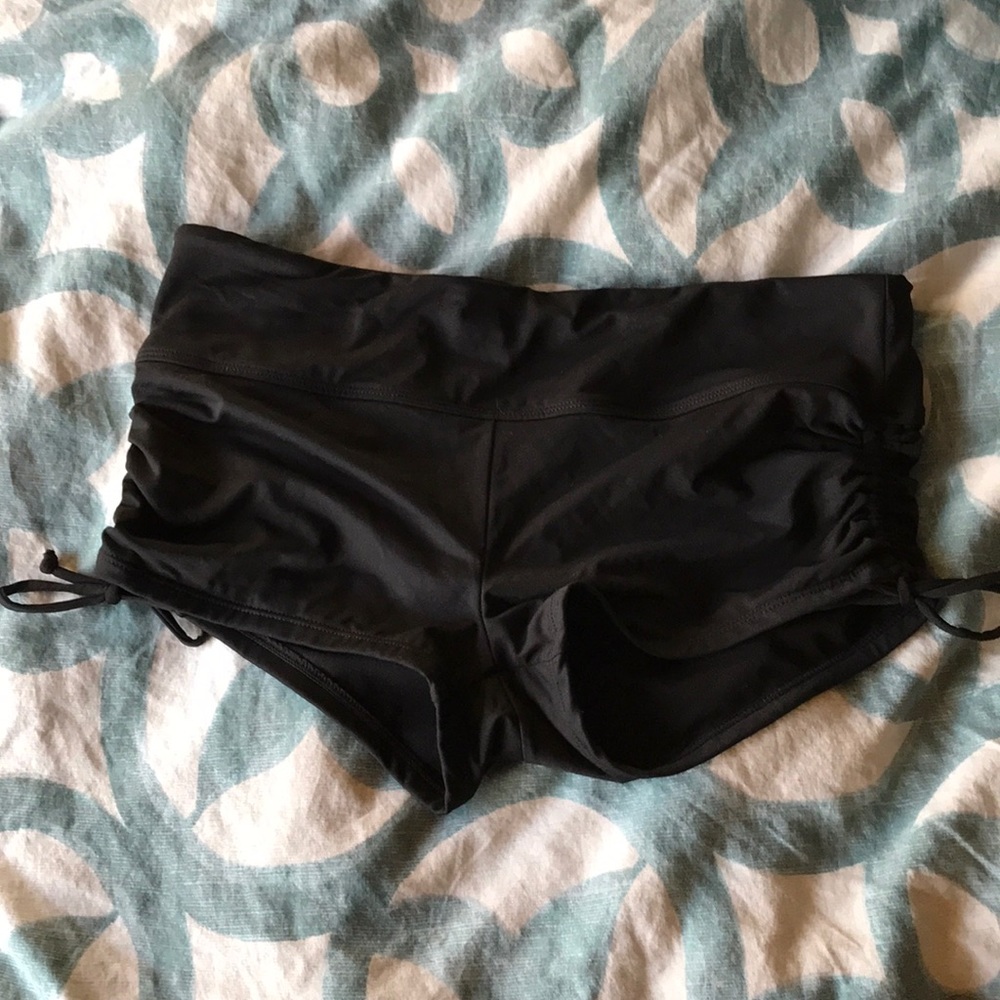 Athleta scrunch short.